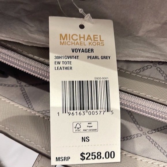 Voyager Small Saffiano Leather Tote Bag
Style# 30H1GV6T4T
NWT
COLOR: Pearl Gray - Picture 13 of 16